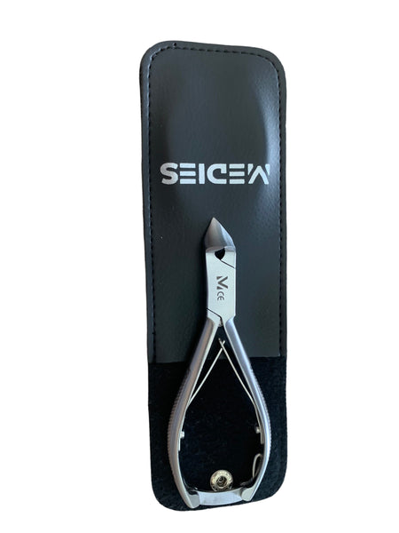 Deze hoogkwalitatieve dwarssnittang of kopknipper met ronde bek is een must voor alle pedicure en manicure behandelingen. Dit omdat het gebogen oppervlak uit twee afgeronde punten bestaat. Op deze manier kan u in 1 beweging de nagel volledig rond knippen. Dit is dan ook de ideale nageltang voor zware, harde of ingegroeide nagels. Dankzij de dubbele veren is deze minder belastend voor de gewrichten, handen, polsen , elleboog en schouder.