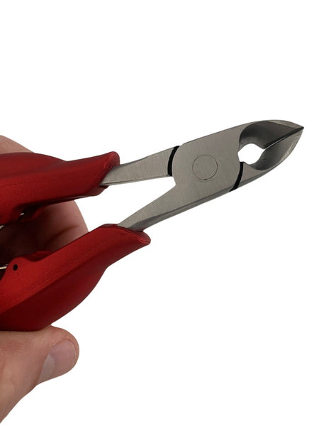 Deze nageltang met dubbele veren voor een zachte druk en afschermkap is de beste oplossing voor uw ingegroeide teennagels. De scherpe en schuine kop zorgen ervoor dat u veilig en makkelijk de nodige nagels kunt knippen. De lichte handvaten zijn ergonomisch gevormd en de bordeaux kleur zorgt ervoor dat u makkelijk deze specifieke tang van andere nageltangen kan onderscheiden. Apart verpakt in MEDIES stijl.