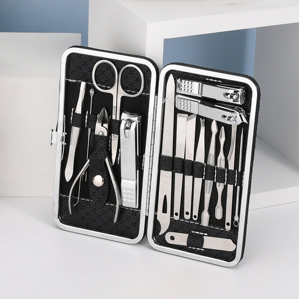  1 x Nagelknipper klein 1 x Cuticle pusher 1 x Nagelvijl 1 x Dode huid verwijderaar 1 x Nagelmes 1 x Nagelriem tang 1 x eeltverwijderaar 1 x Schuine eeltverwijderaar 1 x Pedicuremes 1 x Grote nagelknipper (teennagelknipper) 1 x diagonale nagelknipper 1 x Wenkbrauwpincet 1 x Ronde mee eter verwijderaar 1 x Mee eter verwijderaar 1 x platte oorsmeer verwijderaar 1 x spiraal oorspeer verwijderaar   